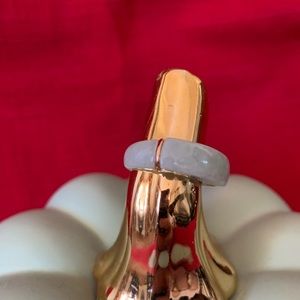 Beautiful Green Jadę and 14K Yellow Gold Saddle Ring, Size 7